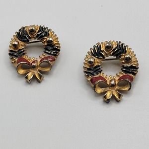 Pair of Vintage Christmas Enamel Wreath Pins Brooch Holiday Jewelry 1" Gold Tone
